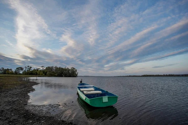 Pequeno Barco Verde Ancorado Pelo Lago Barco Está Vazio Não — Fotografia de Stock