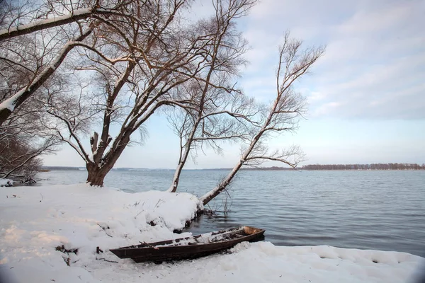 Bateau Est Amarré Large Des Côtes Petites Ondulations Sur Eau — Photo