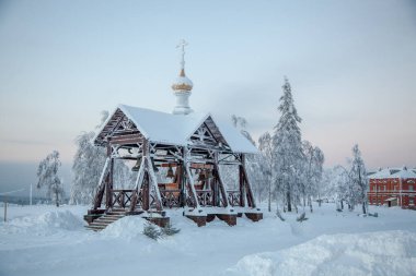 Belogorsk Manastırı 'nın çanları, kırağı kaplanmış ağaçların arka planına karşı.
