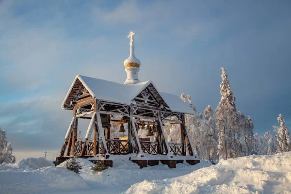 Dzwony Klasztoru Belogorsk Tle Drzew Pokrytych Mrozem Świcie — Zdjęcie stockowe