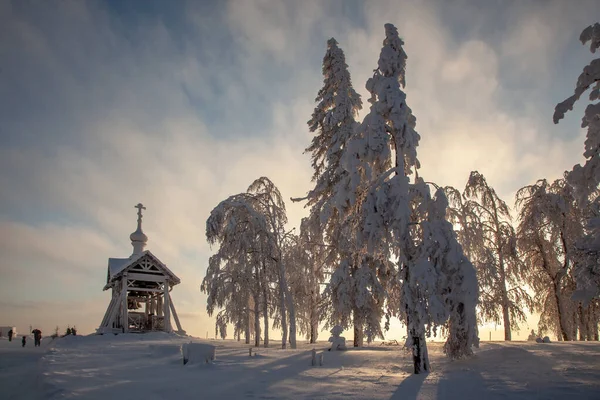 Dzwony Klasztoru Belogorsk Tle Drzew Pokrytych Mrozem Świcie — Zdjęcie stockowe
