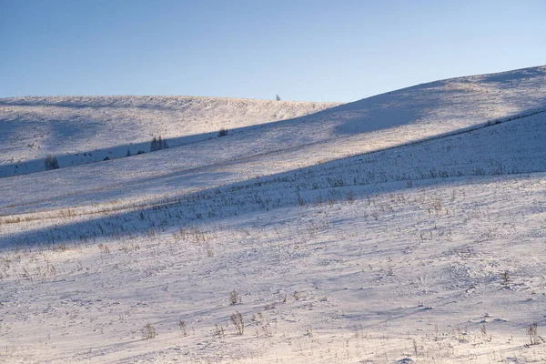 White Snowy Field Hills Bright Clear Winter Blue Sky — Fotografia de Stock