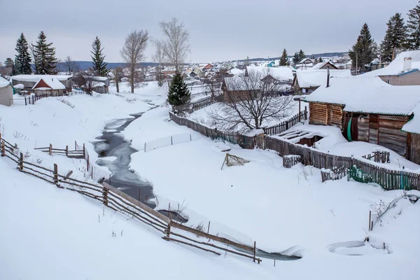 Village Winter Trees Houses Fences High Snowdrifts Unfrozen River — Zdjęcie stockowe