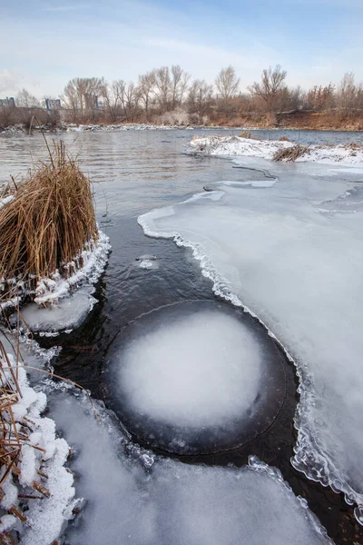 Unfrozen River Winter Chunks Ice Float Water Shore Nearby Islets — Foto de Stock