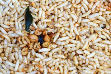 Baharatlı pilav (muri, porri olarak da bilinir) ve bir tabakta baharatlı fıstık. Muri, Hindistan 'ın altkıtasının ünlü bir lezzetidir..