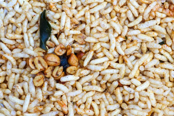 Baharatlı pilav (muri, porri olarak da bilinir) ve bir tabakta baharatlı fıstık. Muri, Hindistan 'ın altkıtasının ünlü bir lezzetidir..