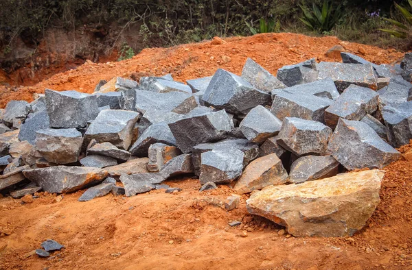 Pedras Explodidas Quebradas Para Trabalhos Construção Área Montanhosa Construção Zona — Fotografia de Stock
