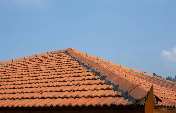宾馆屋顶瓷砖的视图 瓷砖屋顶复古造型 — 图库照片