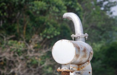 Güç kesintisi durumunda yedek olarak kullanılan dizel jeneratörün egzoz sistemi.