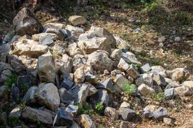 Tepe bölgesindeki inşaat çalışmaları için kayalar patlatıldı ve kırıldı. Dağ bölgesinde inşaat işi.