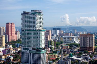 Kuala Lumpur, Malezya - Haziran 09 2022: Malezya 'nın Kuala Lumpur şehrinin göbeğinde güneşli bir günde yüksek binalar. Kuala Lumpur 'daki gökdelenlerin görüntüsü