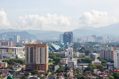 Kuala Lumpur, Malezya - Haziran 09 2022: Malezya 'nın Kuala Lumpur şehrinin göbeğinde güneşli bir günde yüksek binalar. Kuala Lumpur 'daki gökdelenlerin görüntüsü