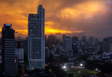 Kuala Lumpur, Malezya - Haziran 09 2022: Malezya 'nın Kuala Lumpur şehrinin göbeğindeki yüksek binalar. Kuala Lumpur 'daki gökdelenlerin akşam manzarası