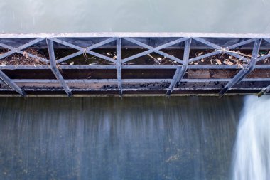 Üst anaikut barajında, Mukkombu 'da, Tamil Nadu' da su fışkırıyor.