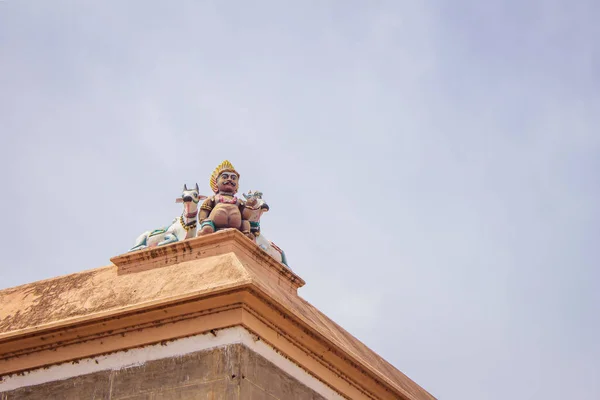 泰米尔纳德邦Thiruvanaikaval Jambukeswarar寺建筑群的Ayyanar和公牛 — 图库照片