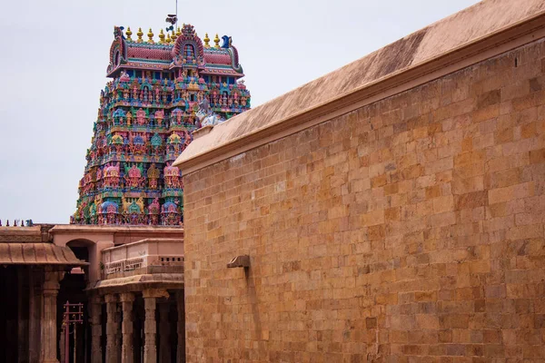 水の要素を表すJambukeswarar寺 Thiruvanaikavalの塔の1つを表示します 寺院の塔を中心に ストックフォト