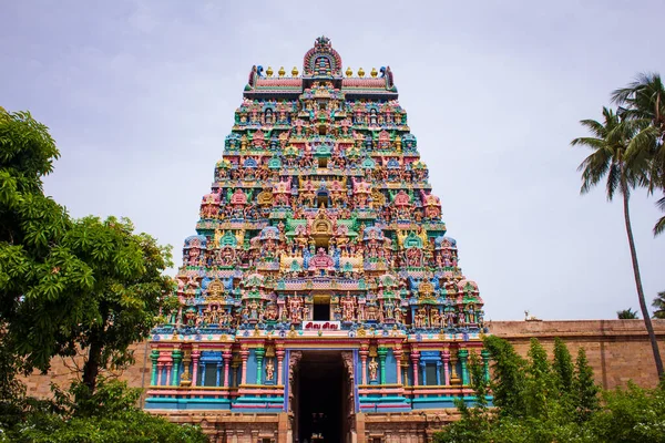 水の要素を表すJambukeswarar寺 Thiruvanaikavalのメインエントランスタワーの眺め 寺院の塔を中心に ストック写真