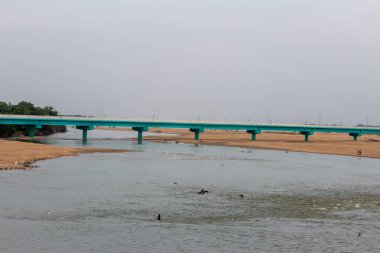 Kallanai yakınlarındaki Kollidam nehri üzerindeki köprü (ayrıca Büyük Anicut olarak da bilinir). Kollidam Nehri, Kaveri Nehri 'nin dağılımlarından biridir.