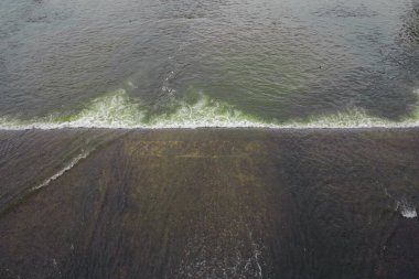 Kallanai 'den çıkan su (Büyük Anicut olarak da bilinir). Kallanai, Kaveri Nehri 'nin karşısına inşa edilen antik bir baraj. Suyu odakla.