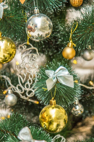 Різдвяна Композиція Золоті Срібні Вафлі Різнокольорові Луки Тварини Дзвони Освітлені — стокове фото