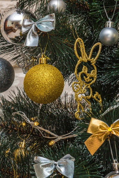 Різдвяна Композиція Золоті Срібні Вафлі Луки Тварини Дзвони Освітлені Гірлянди — стокове фото