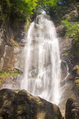 Nefes kesici manzara. Mavi gökyüzüne karşı planlanmış küçük bir uçağın kanadı, deniz yüzeyinin altındaki bulutlar. Pencere deliğinden bak. Uzun zamandır beklediğimiz tatil, dinlenme ve seyahat konsepti. Yakın çekim, üst görünüm 