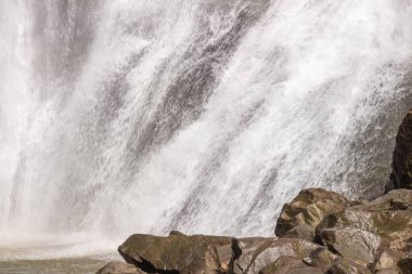 Makhuntseti şelalesinin eteklerinde, kaynayan kristal berraklığında su kayalık Kafkas dağlarının granit taşlarından geçer.