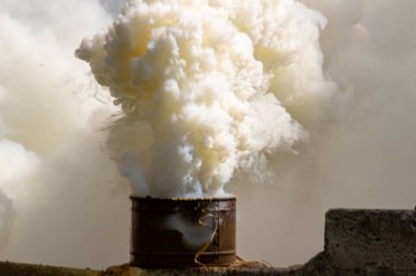 Taktik eğitim sırasında dumanlı el bombası. Sinyal cihazı olarak, hedef veya iniş alanı işaretleme cihazı olarak ya da askeri birim hareketleri için bir tarama cihazı olarak kullanılır. Seçici odak, bulanık çekim