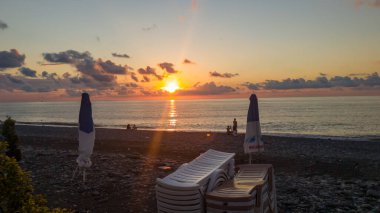Batumi, Georgia Eylül 2021: Batı Gürcistan 'ın güzel bir manzarası, denizde batan güneş, sarp yataklı çakıl taşı plajı, akşam manzarası, güzel sonbahar günbatımı 