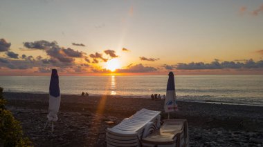 Batumi, Georgia Eylül 2021: Batı Gürcistan 'ın güzel bir manzarası, denizde batan güneş, sarp yataklı çakıl taşı plajı, akşam manzarası, güzel sonbahar günbatımı 
