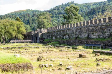 Batumi, Gürcistan Eylül 2021: Gonio-Apsaros kalesinin duvarları ve kuleleri, Adjara 'daki en eski, birkaç bin yıllık Roma tahkimatı.  