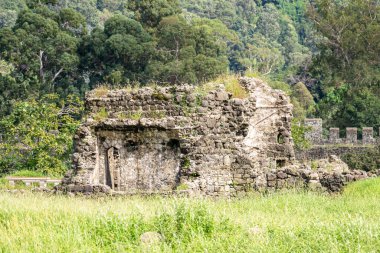 Batumi, Gürcistan Eylül 2021: Gonio-Apsaros kalesinin duvarları ve kuleleri, Adjara 'daki en eski, birkaç bin yıllık Roma tahkimatı.  