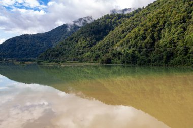 Nefes kesici manzara. Mavi gökyüzüne karşı planlanmış küçük bir uçağın kanadı, deniz yüzeyinin altındaki bulutlar. Pencere deliğinden bak. Uzun zamandır beklediğimiz tatil, dinlenme ve seyahat konsepti. Yakın çekim, üst görünüm 
