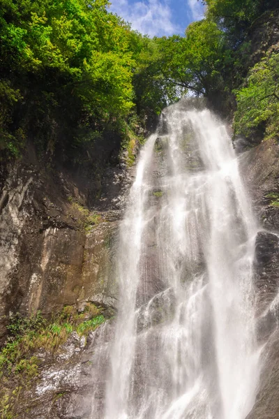 Makhuntseti şelalesi, Ajara 'nın en yüksek şelalelerinden biri. Bir Acharistsqali nehrinde suyun dikey bir düşüş ya da bir dizi dik düşüş üzerinden aktığı yerde.