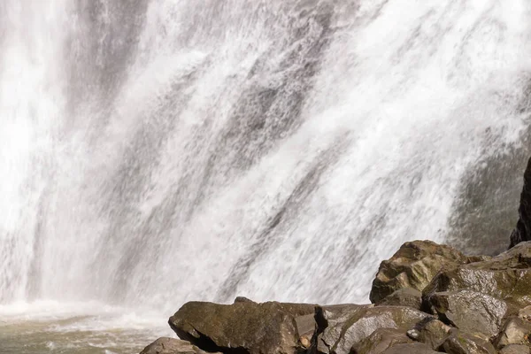 Makhuntseti şelalesinin eteklerinde, kaynayan kristal berraklığında su kayalık Kafkas dağlarının granit taşlarından geçer.