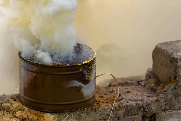 Taktik eğitim sırasında dumanlı el bombası. Sinyal cihazı olarak, hedef veya iniş alanı işaretleme cihazı olarak ya da askeri birim hareketleri için bir tarama cihazı olarak kullanılır. Seçici odak, bulanık çekim