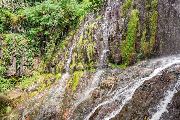 Gürcistan Adjara 'daki birçok şelaleden biri olan su, dikey bir düşüş ya da bir dizi dik düşüş üzerinden akar..