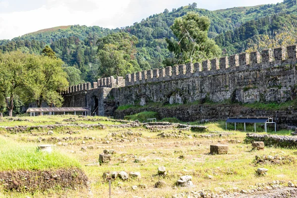 Batumi, Gürcistan Eylül 2021: Gonio-Apsaros kalesinin duvarları ve kuleleri, Adjara 'daki en eski, birkaç bin yıllık Roma tahkimatı.  