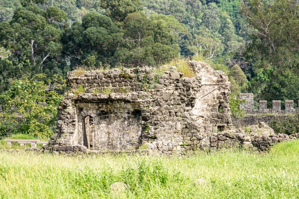 Batumi, Gürcistan Eylül 2021: Gonio-Apsaros kalesinin duvarları ve kuleleri, Adjara 'daki en eski, birkaç bin yıllık Roma tahkimatı.  