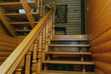 Kır evinde dinlenmek ve resepsiyon için pahalı meşeden yapılmış ahşap, emzirilmiş merdiven, seçici odaklanma.