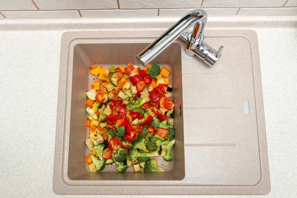 Vegetables Finely Chopped Seasoned Spices Placed Kitchen Sink Further Spreading — Stock Photo, Image