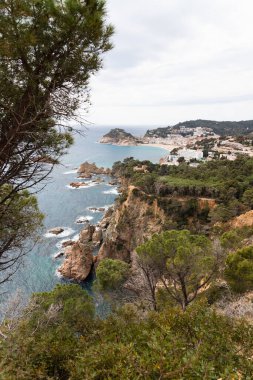İspanya 'nın Katalonya kentindeki Tossa de mar Kalesi ve Akdeniz manzarası. Yaz için turistik bir yer