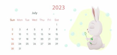 Çin Yeni Yıl 2023 posterinin sembolü. Temmuz ayı için yatay masaüstü takvim tasarım şablonu. Balon üfleyicili çocuk tavşanla yaz entrikası. Zodyak işaretli takvim. Hafta pazar günü başlıyor.
