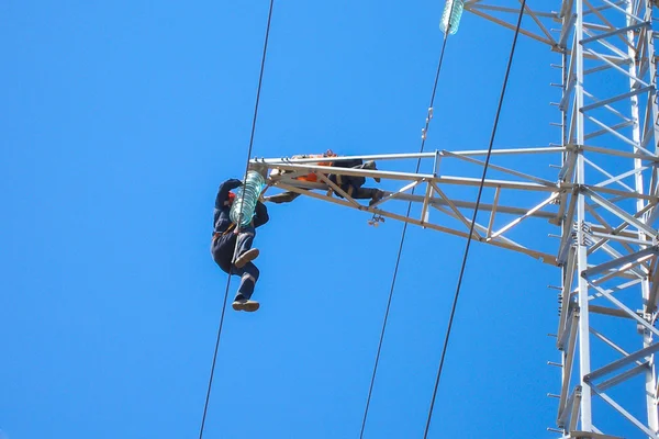 Instaladores no poste elétrico — Fotografia de Stock