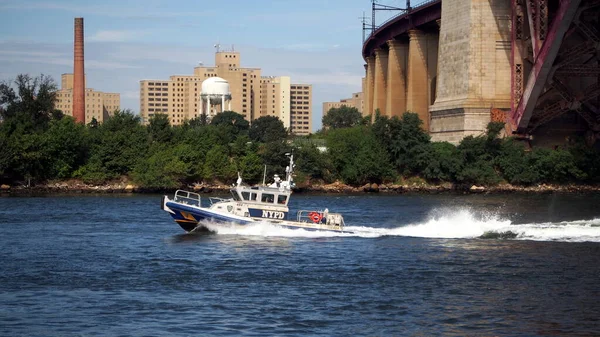 Nypd Police Cutter Passing Hell Gate Triborough Bridge Queens Usa — Foto de Stock