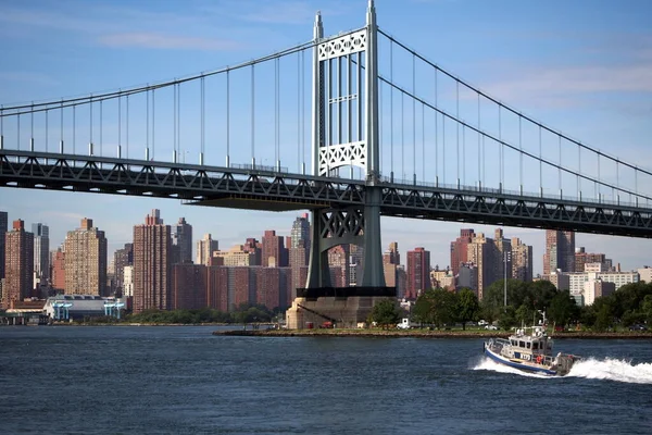 Nypd Police Cutter Passing Hell Gate Triborough Bridge Queens Usa — Stock Photo, Image