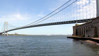 Arka planda Fort Wadsworth Battery Weed ve Verrazzano-Narrows Köprüsü, Staten Island, New York, ABD - 17 Mayıs 2020