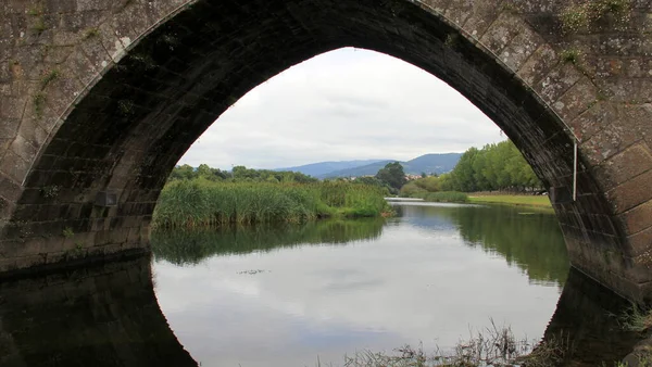 Veduta Attraverso Arco Del Ponte Medievale Pietra Sul Fiume Lima — Foto Stock