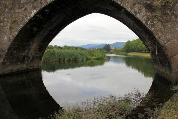 Lima Nehri Üzerindeki Ortaçağ Taş Köprüsünün Kemerinden Bak Ponte Lima — Stok fotoğraf