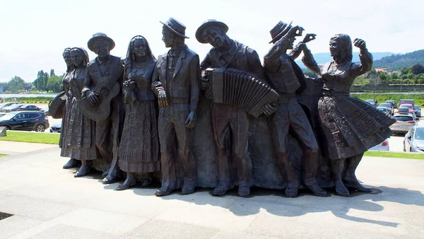Бронзовая Скульптурная Группа Фольклорных Певцов Региона Миньо Набережной Реки Лимы — стоковое фото